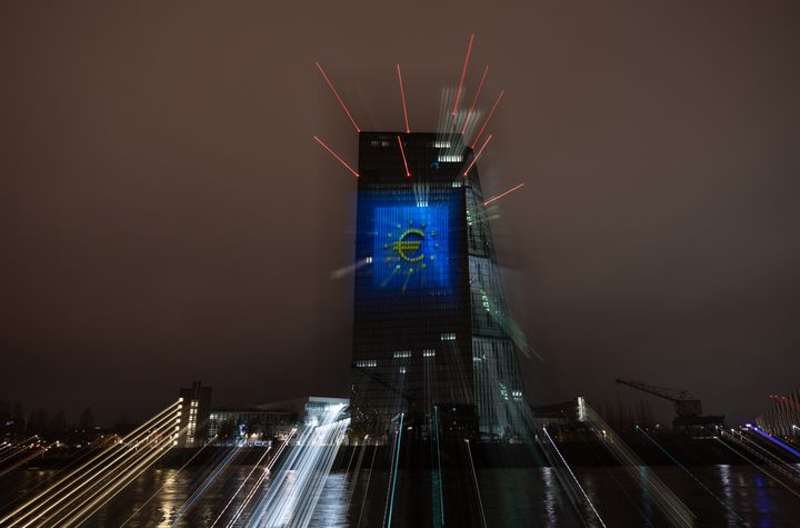 5 Ιανουαρίου 2022 - Φρανκφούρτη Ευρωπαϊκή Κεντρική Τράπεζα φωταγωγημένη για τα 20 χρόνια από την κυκλοφορία του ευρώ 
