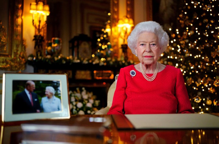 En esta foto sin fecha proveída el 23 de diciembre del 2021, la reina Isabel II de Gran Bretaña graba su mensaje anual de Navidad en el Castillo de Windsor, Iglaterra. (Victoria Jones/Pool vía AP)