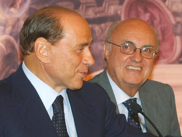 Berlusconi rinuncia e scrive, Draghi resti a Palazzo Chigi Berlusconi rinuncia e scrive, Draghi resti a Palazzo Chigi