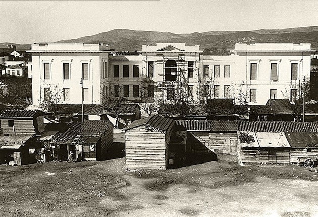 Εγκατάσταση προσφύγων στην πλατεία Ελευθερίας,  περί το 1929. (αρχείο Ζημέρη, ΔΗ.Κ.Ι.)