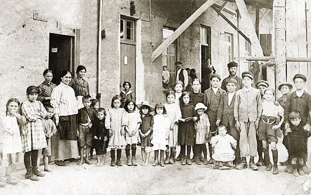Πρόσφυγες στις αποθήκες, 1923-1924. (συλλογή Πολιτιστικού Συλλόγου Μικρασιατών Μαγνησίας «Το