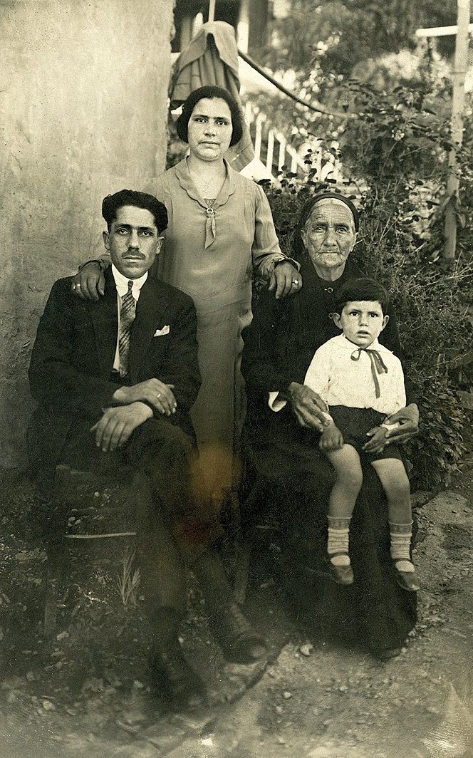 Οικογενειακή φωτογραφία Αγλαΐα Δημόγλου (στο μέσον) και Αριάδνη (Εριέττα) Δημόγλου, περί το 1930. (συλλογή Βαγγέλη Δημόγλου)