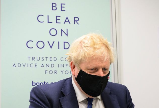 Boris Johnson dans un centre de vaccination à Uxbridge, le 10 janvier