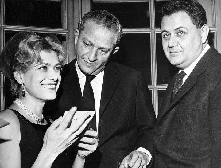 Η Μελίνα με τον Ζιλ Ντασέν και τον Μάνο Χατζιδάκι, 22 Νοεμβρίου 1960. (AP Photo/Str)