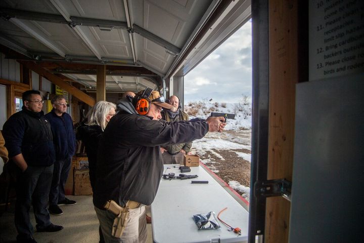 Ο Mark Cerchione πυροδοτεί το έξυπνο όπλο LodeStar 9 mm που λειτουργεί μόνο για τον καθορισμένο χρήστη, κατά τη διάρκεια μιας παρουσίασης για μετόχους και πιθανούς επενδυτές στο Boise, Αϊντάχο, ΗΠΑ, 7 Ιανουαρίου 2022. Η φωτογραφία τραβήχτηκε στις 7 Ιανουαρίου 2022. REUTERS/ Brian Losness