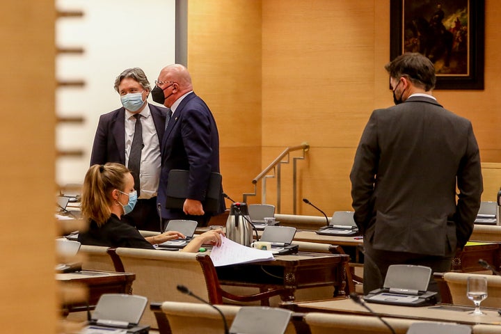 Rufián (dcha.) observa a Villarejo tras su comparecencia ante el Congreso