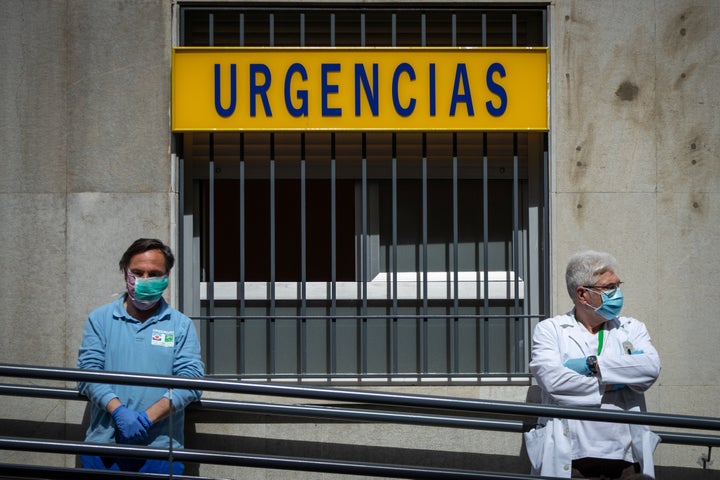 Sanitarios frente a las puertas de urgencias.