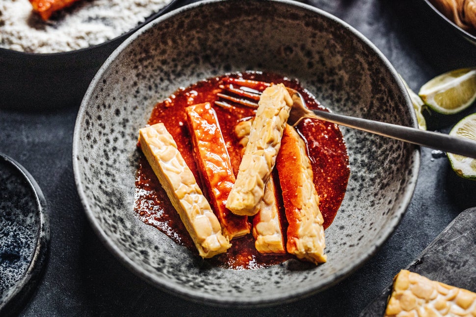 Κοντινό πλάνο σε μπαστούνια tempeh σε σάλτσα τσίλι.