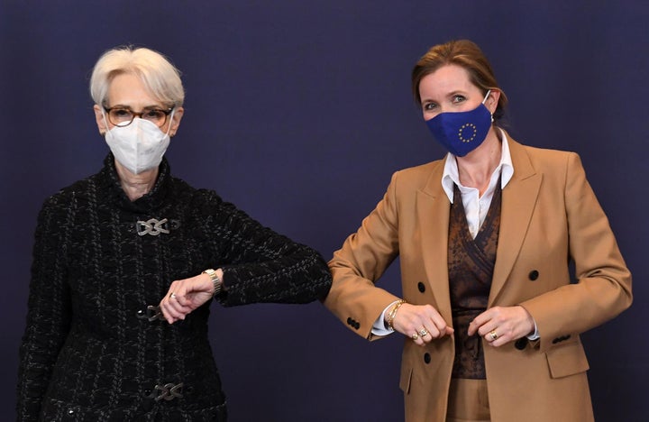 La subsecretaria de Estado, Wendy Sherman, con la presidenta del Comité de Política de Seguridad del Consejo de la UE, Delphine Pronk, este martes en Bruselas.