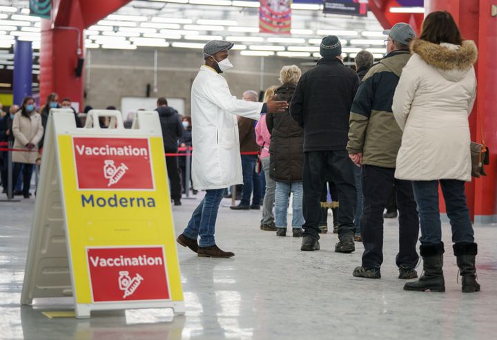 ケベック州モントリオールで新型コロナウイルスのワクチン接種の列に並ぶ人たち（2022年1月6日）