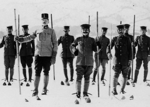 現在の上越市内で旧日本陸軍が行ったスキー訓練。手前左がレルヒ少佐（1911年1月撮影）