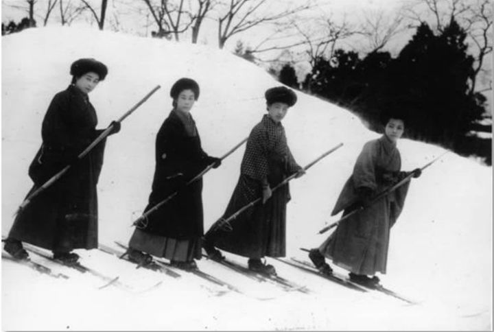女性たちのスキー練習(左から2人目が陸軍の長岡外史師団長の妻)