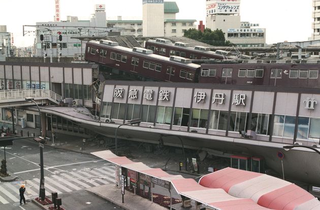 無惨にも壊れた高架下の駅舎（兵庫・伊丹市の阪急伊丹駅）