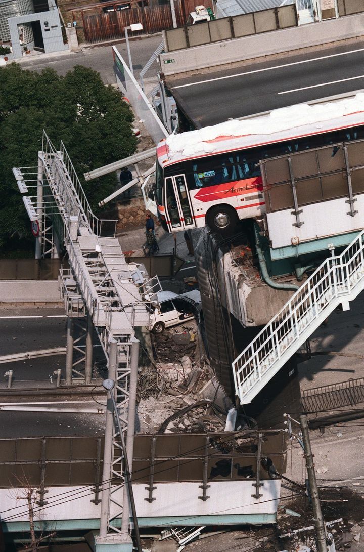 阪神高速道が崩れジョイント部分でかろうじて落下を免れた観光バス（兵庫・西宮市）［時事通信ヘリより］