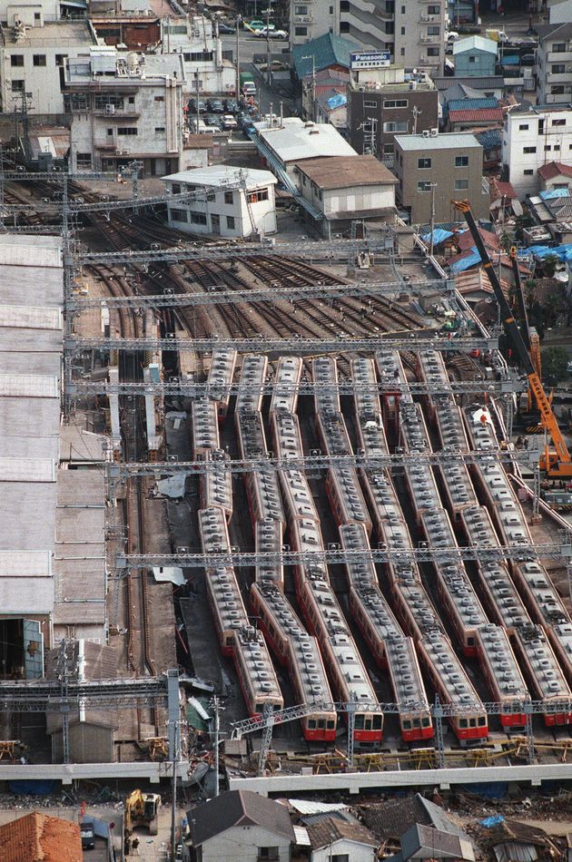 脱線し波打ったような電車（兵庫・神戸市東灘区の阪急電鉄車両基地）