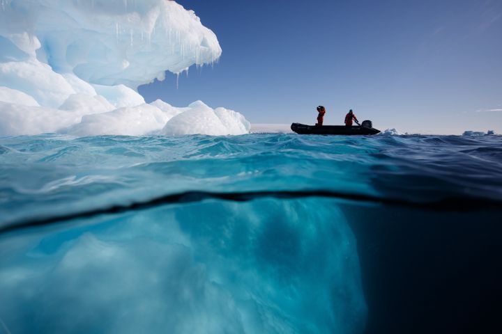 Τουρίστες από κρουαζερόπλοιο παρατηρούν ένα παγόβουνο στην Ανταρκτική.