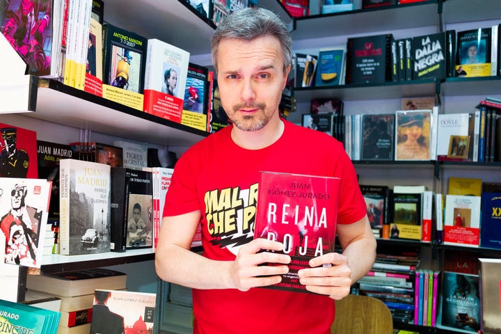 Juan Gómez-Jurado, autor de 'Reina roja', posando con un ejemplar en la Feria del Libro de 2019.