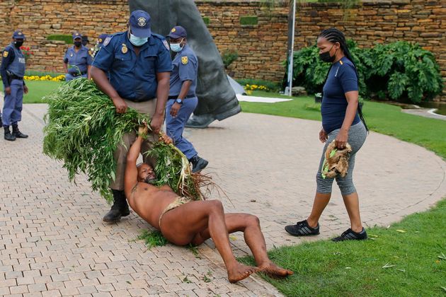 Νότια Αφρική: Ο «Βασιλιάς Χοϊσάν» συνελήφθη για φυτά κάνναβης στο προεδρικό