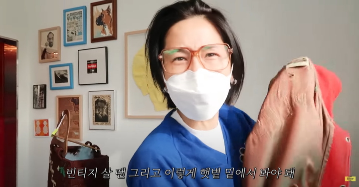어두운 조명 대신 햇빛 아래에서.