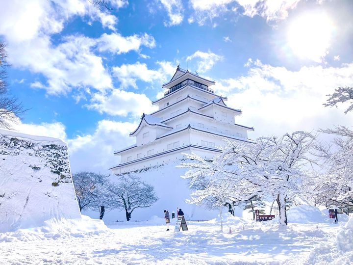 吹雪で雪化粧した会津若松城