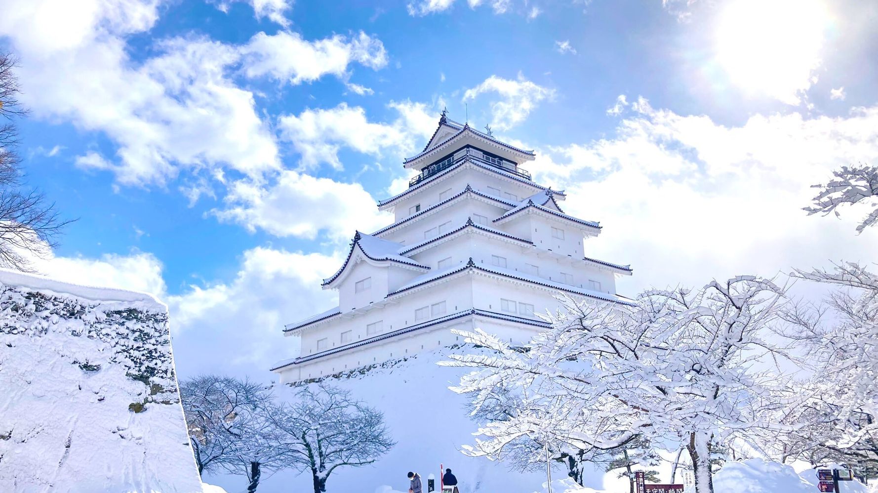 雪で真っ白な会津若松城が幻想的だから見てほしい 普段は何色か知ってる 写真で見比べてみた ハフポスト