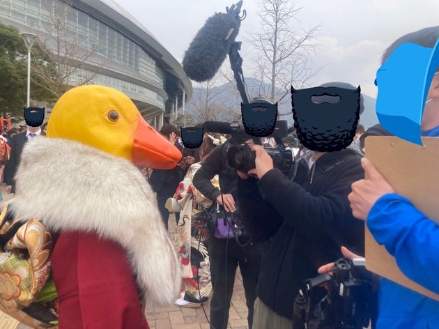 新成人の アヒルのかぶりもの に列島騒然 なぜその格好 本人に聞いた 動画 画像集 ハフポスト 新成人の アヒルのかぶりもの に列島騒然 なぜその格好 本人に聞いた 動画 画像集 ハフポスト