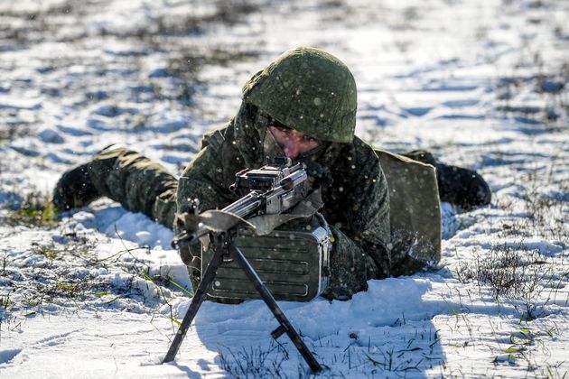 Un soldado ruso practica en las maniobras en un campo de entrenamiento de Kadamovskiy, en la región...