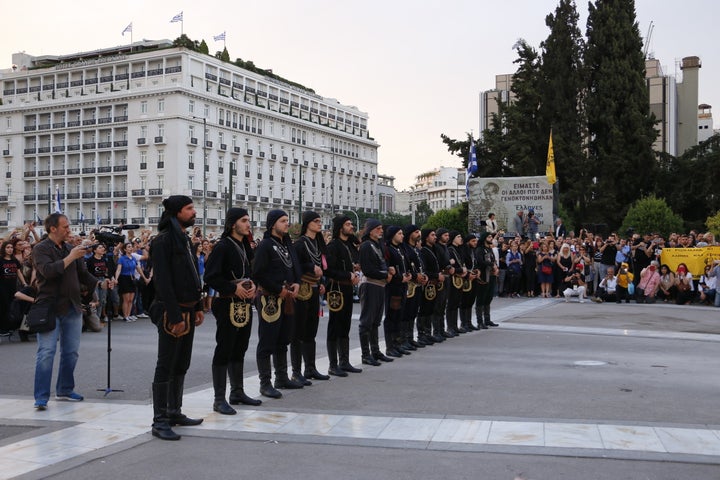 Σύνταγμα 19 Μαϊου 2018. Πόντιοι με παραδοσιακές στολές σε εκδήλωση μνήμης για την Ποντιακή Γενοκτονία. Οι Πόντιοι τιμούν 353.000 θύματα που χάθηκαν κατά την Γενοκτονία στην Τουρκία την περίοδο 1914-1923. (Photo by Eleni Paroglou/SOPA Images/LightRocket via Getty Images)