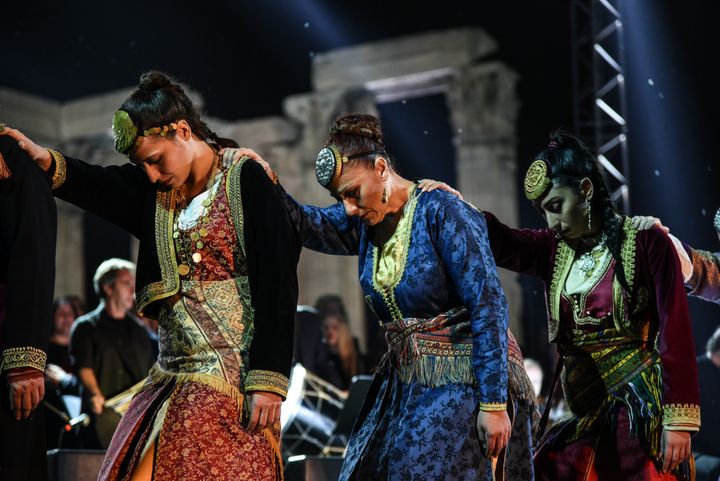 Πόντιες χορεύουν κατά τις εκδηλώσεις μνήμης για την Ποντιακή Γενοκτονία μπροστά στο ναό του Ολυμπίου Διός στην Αθήνα, στις 21 Μαϊου 2016.(Photo by Wassilios Aswestopoulos/NurPhoto via Getty Images)