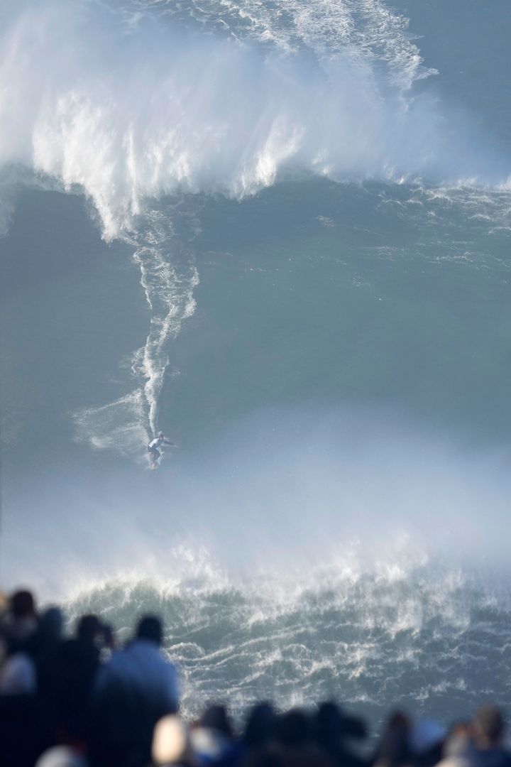 Απίστευτο θέαμα καθώς γενναίοι σέρφερ τα βάζουν με τα κύματα στη Ναζαρέ της Πορτογαλίας. 8 Ιανουαρίου 2022. (AP Photo/Armando Franca)