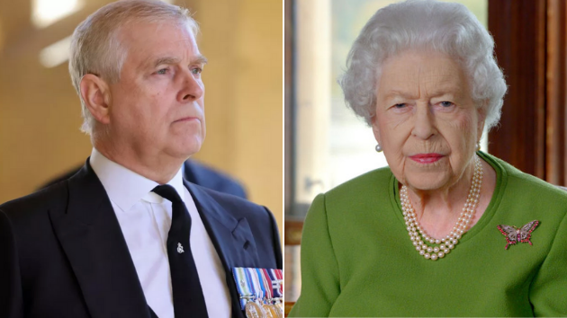 El príncipe Andrés y su madre, la reina Isabel II.