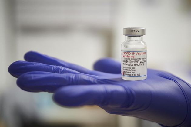 Una profesional sanitaria sostiene un vial de la vacuna de Moderna contra la covid-19 en en