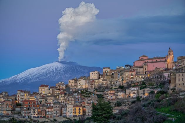 Εικόνα από το Τσεντουρίπε με φόντο το ηφαίστειο της Αίτνας. Σικελία, Ιταλία.  (Photo by: Antonio Treccarichi/REDA&CO/Universal Images Group via Getty Images)