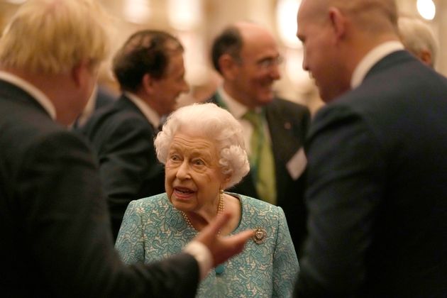 La reina Isabel II y el primer ministro británico Boris