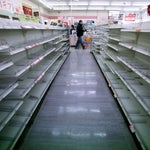 「バイデン政権のインフレでスーパーの棚が空に」→実は東日本大震災後の写真か。FOXニュースが訂正