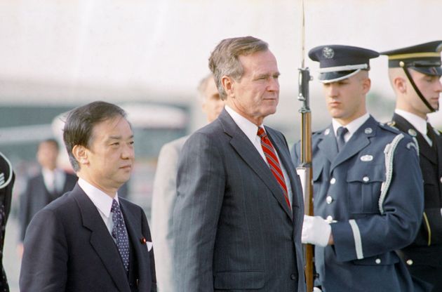 1990年3月2日、日米首脳会談のためカリフォルニア州パームスプリングスに到着したジョージ・ブッシュ大統領（右）と海部俊樹首相