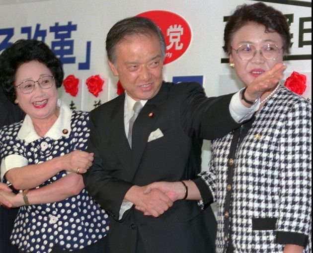 1995年7月23日、参院選での勝利を祝う新進党の海部俊樹代表（中央）