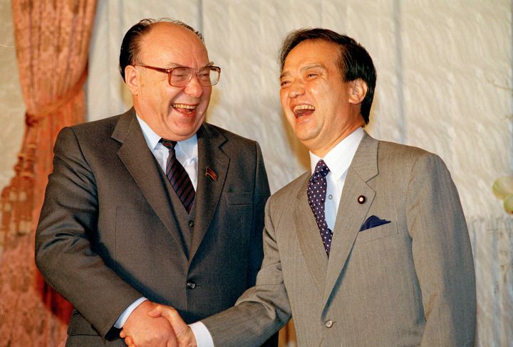 1989年11月13日、東京の首相官邸で冗談を交えて挨拶するソ連政治局員のアレクサンドル・ヤコブレフ（左）と日本の海部俊樹首相