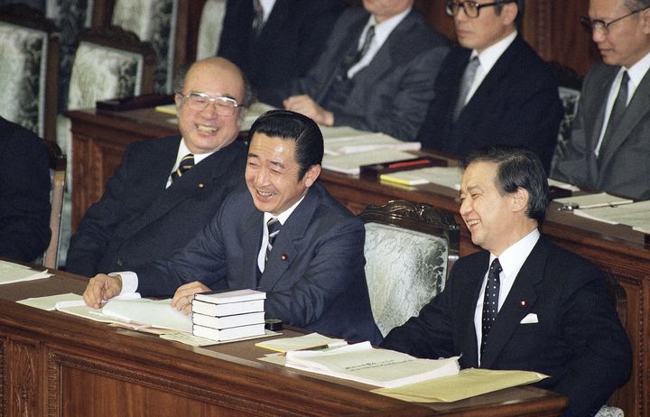 1991年1月25日、国会で橋本龍太郎氏らと談笑する海部俊樹首相