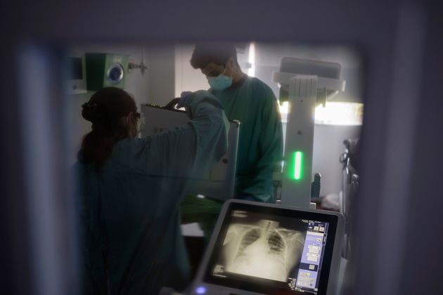 Unos sanitarios preparan una prueba de rayos x para un paciente con covid-19 en el Hospital del Mar de
