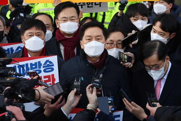 MBC에 항의 방문한 김기현 국민의힘 원내대표와 의원들.