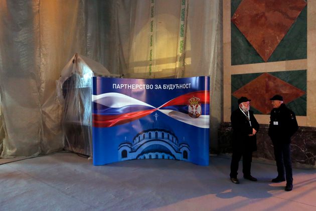 Φωτογραφία αρχείου 2018 Σερβία Οι σημαίες των δύο κρατών και το μήνυμα «Συνεργασία για το μέλλον»
