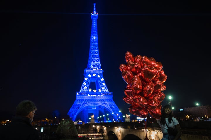 Una turista se hace fotos en la Torre Eiffel, teñida de azul Europa, el pasado 1 de enero.