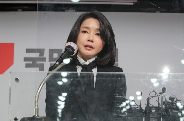 윤석열 국민의힘 대선 후보 부인 김건희 코바나컨텐츠 대표가 26일 오후 서울 여의도 당사에서 자신의 허위 이력 의혹과 관련해 입장문을 발표하고 있다. 2021.12.26