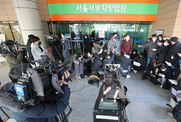 14일 오전 서울 마포구 서울서부지방법원에서 국민의힘 선거대책본부 홍종기 변호사 등이 입장을 밝히고 있다. 김태형 기자 xogud555@hani.co.kr