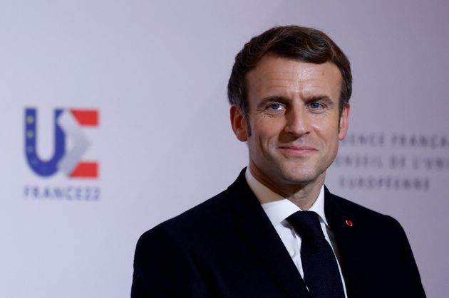 Emmanuel Macron n'est toujours pas officiellement candidat pour un second mandat à l'Élysée,...