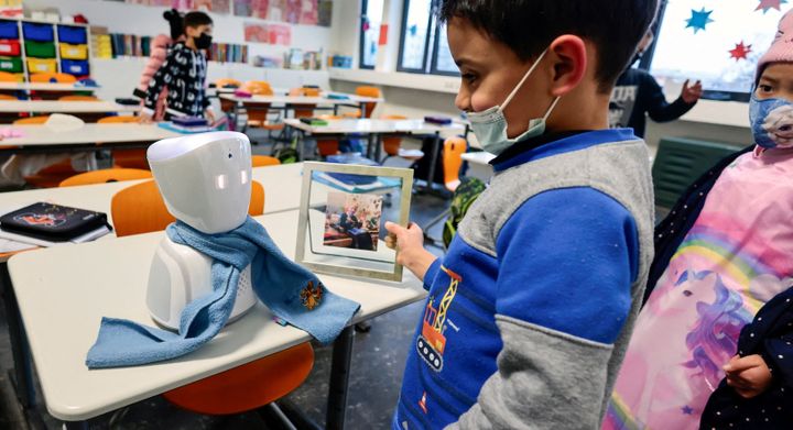 Οι συμμαθητές λένε γεια στον επτάχρονο Τζόσουα μέσω του ρομπότ