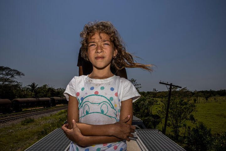 Μεξικό, 23 Μαρτίου 2021. Η 7 ετών Karen Yoselyn Reyes ταξιδεύει δώδεκα μέρες με τη μητέρα της και την δύο ετών αδελφή της από την Ονδούρα. Η μεγαλύτερη αγωνία της ήταν ότι η μαμά της δεν θα μπορέσει να ανέβει στο τρένο επειδή κουβαλάει τη μικρή αδελφούλα της. 