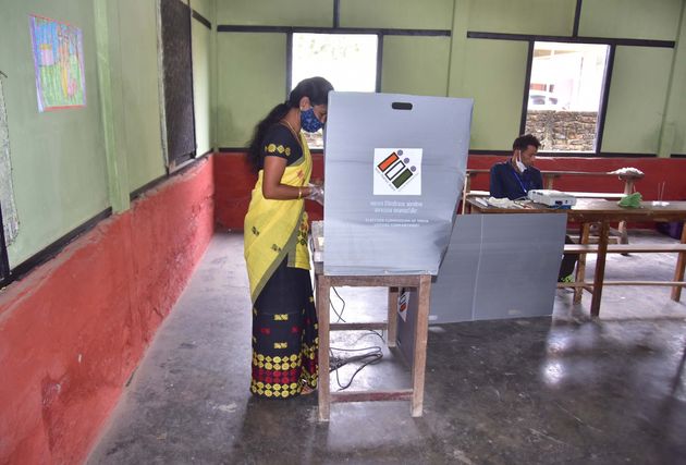 Ψηφοφορία εν μέσω πανδημίας COVID-19 στην Ινδία για την ανάδειξη νέων τοπικών αρχών. Φωτογραφία αρχείου. Απρίλιος 2021 (Photo by Anuwar Hazarika/NurPhoto via Getty Images)