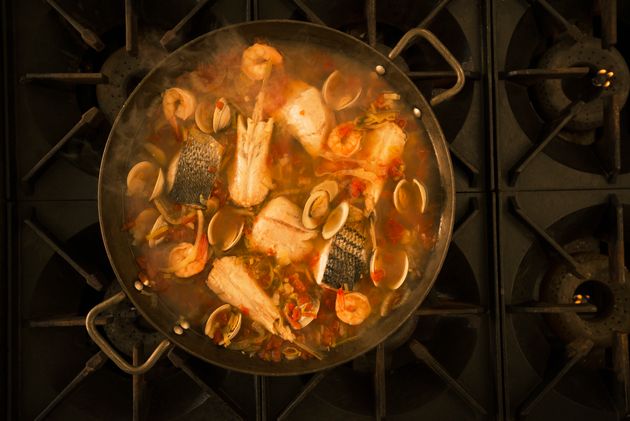 La bouillabaisse parmi les 20 meilleures soupes du monde (Photo d'une bouillabaisse sur le feu par Mark...